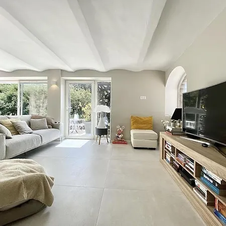 Lovely 2 Bedroom Garden In Apartment